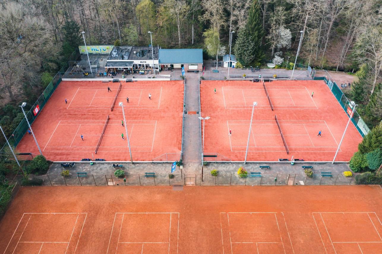 Luchtfoto van de tennisbanen bij HLTC Spaarbankbos in Fluitenberg