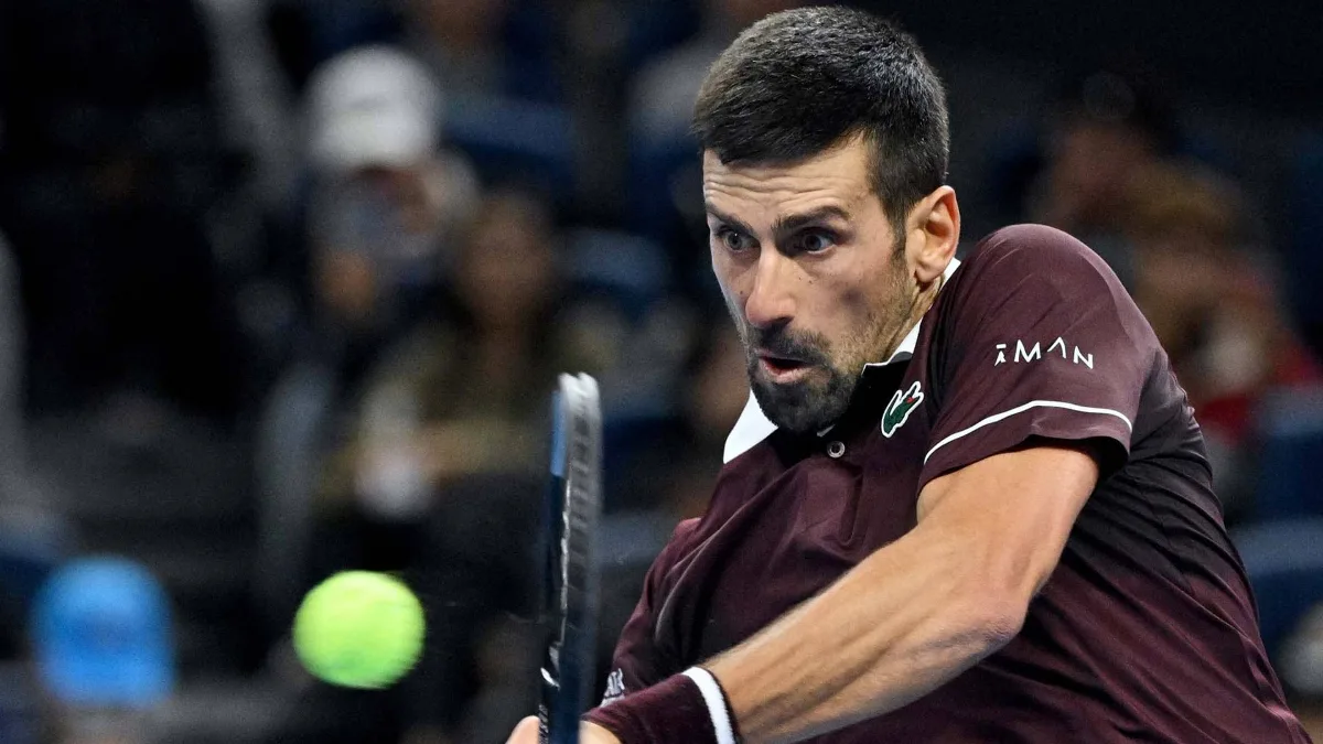 Novak Djokovic slaat een forehand tijdens een intens rallymoment.