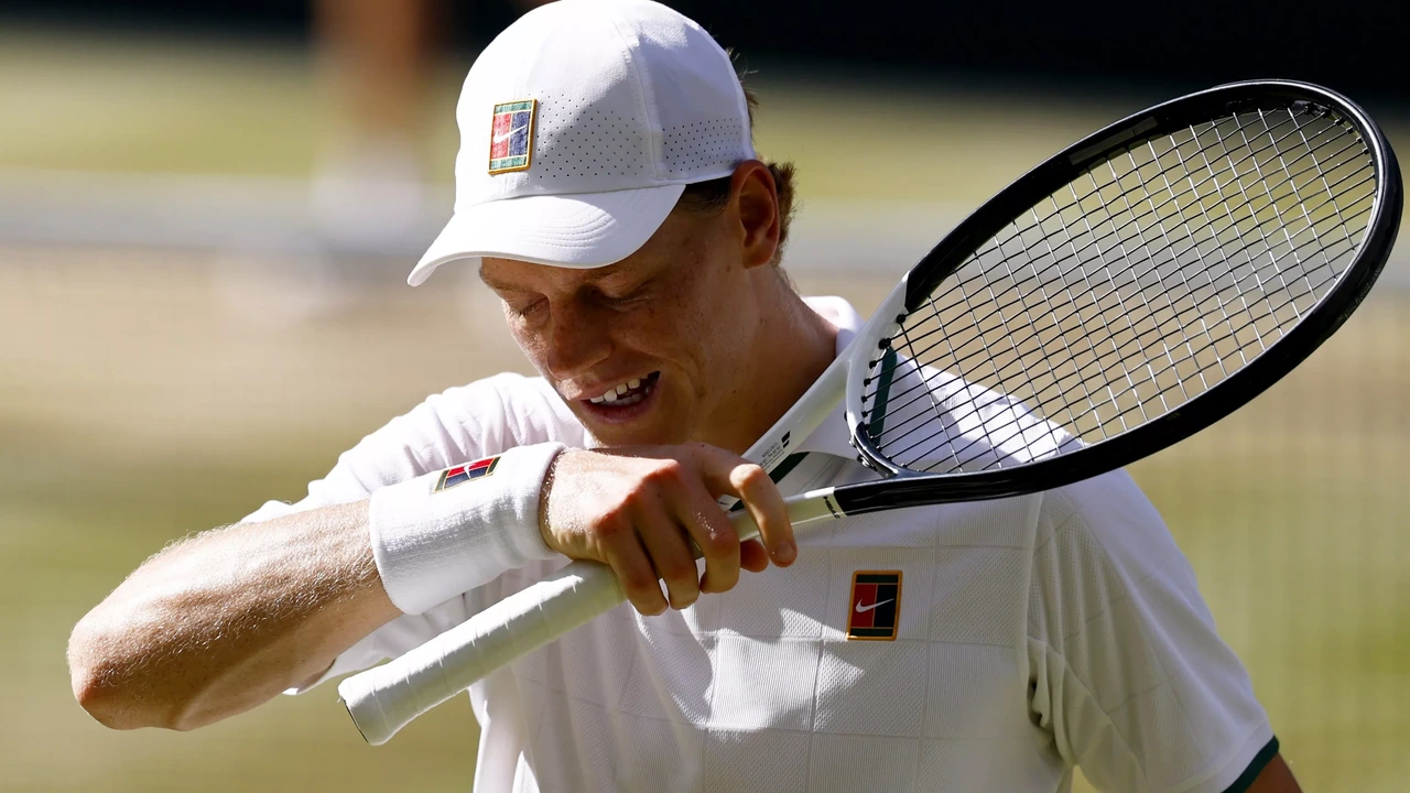 Rafael Nadal richt zijn aandacht op zijn racket tijdens een wedstrijd.