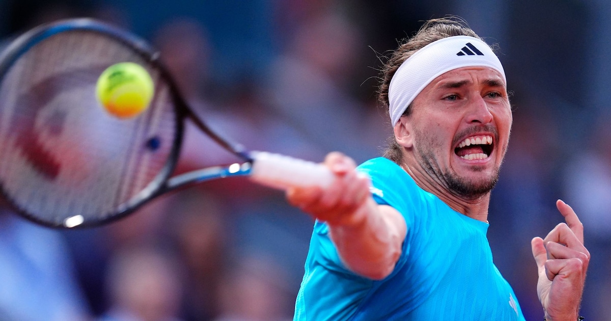 Stan Wawrinka slaat de bal met grote intensiteit.
